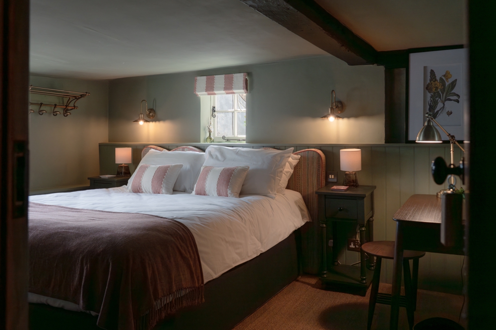 Luxury pub with rooms ensuite bedroom upstairs at Botley Hill Farmhouse